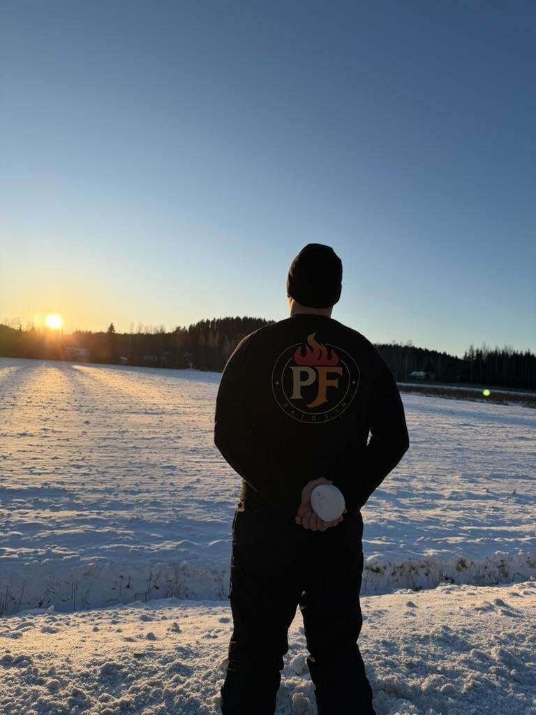 Paloturvallisuuspalvelut taloyhtiöille - PaloFin toimitusjohtaja tauolla ihastelemassa auringonlaskua